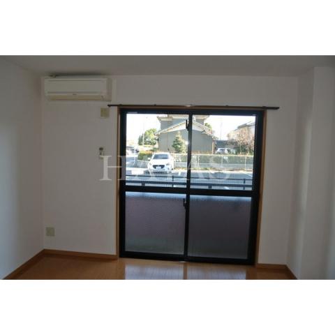 居室・リビング　同物件別部屋です。
