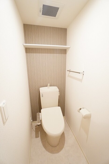 トイレ　落ち着いた色調のトイレです