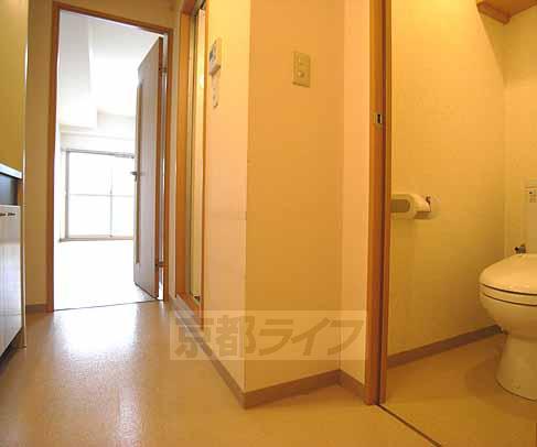 その他部屋・スペース　トイレとその向こうにお部屋。