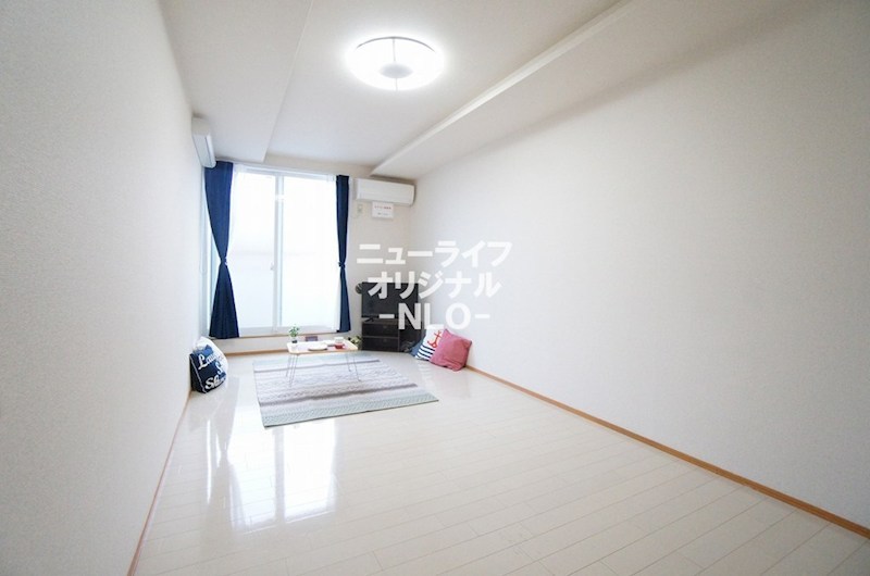 居室・リビング　大きな家具を置いてもゆとりができる9帖の洋室（エアコン付）♪