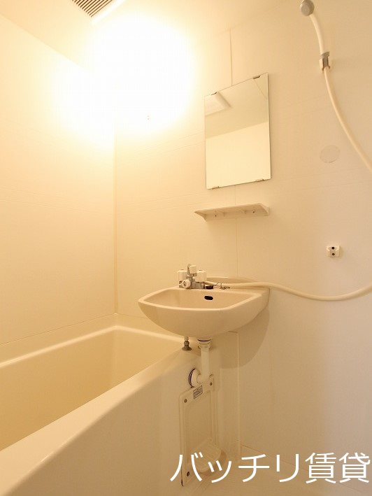 バス・シャワールーム　別号室の画像の為、現状を優先致します。