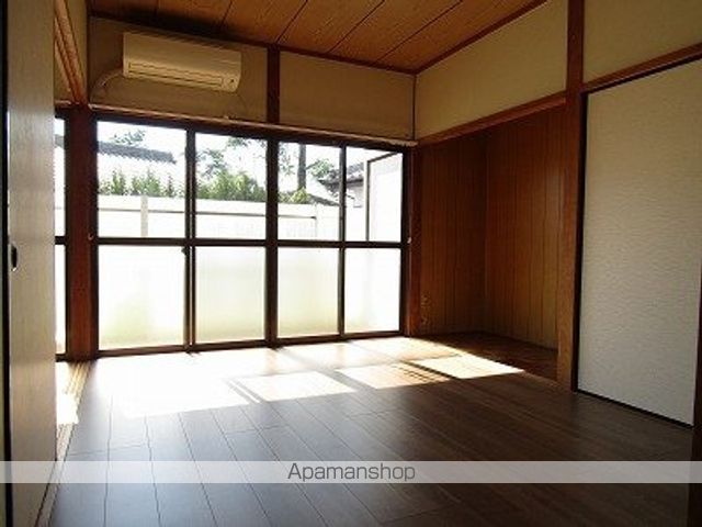 ＪＲ吉都線 小林駅 徒歩11分 2階建 築38年の居間写真
