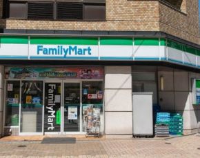 コンビニ　ファミリーマート茅場町駅東店（コンビニ）まで166m