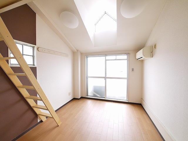 居室・リビング　こちらの居間で趣味の時間をお楽しみください