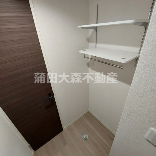 その他設備　可動棚付きがうれしい洗濯機置き場　洗面脱衣所