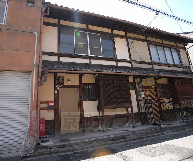 建物外観　昔ながらの貸家です。