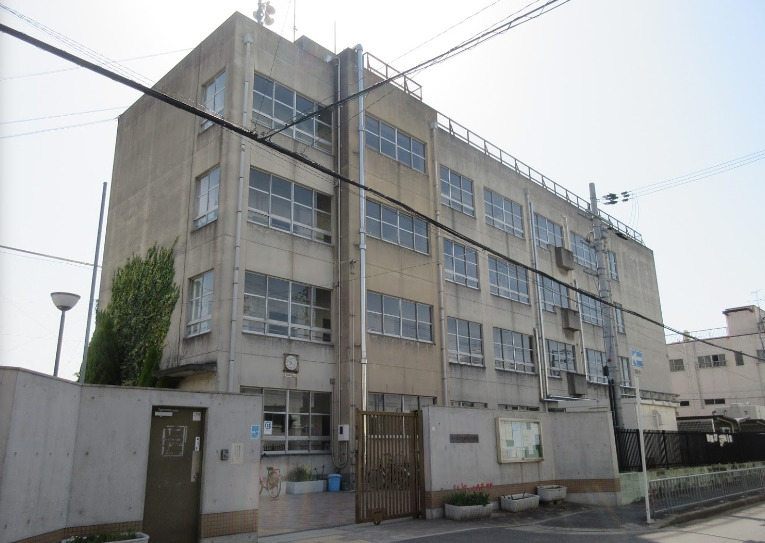 中学校　東大阪市立高井田中学校（中学校）まで318m