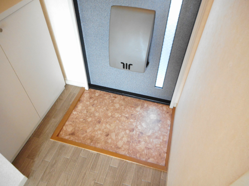 玄関　※写真は別号室の参考写真です。