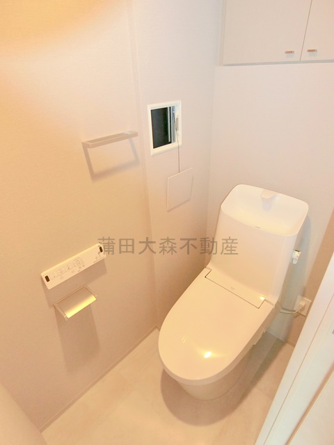トイレ　棚収納と温水洗浄便座付きのトイレ