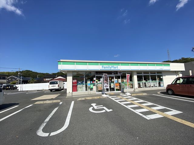 コンビニ　ファミリーマート（コンビニ）まで309m