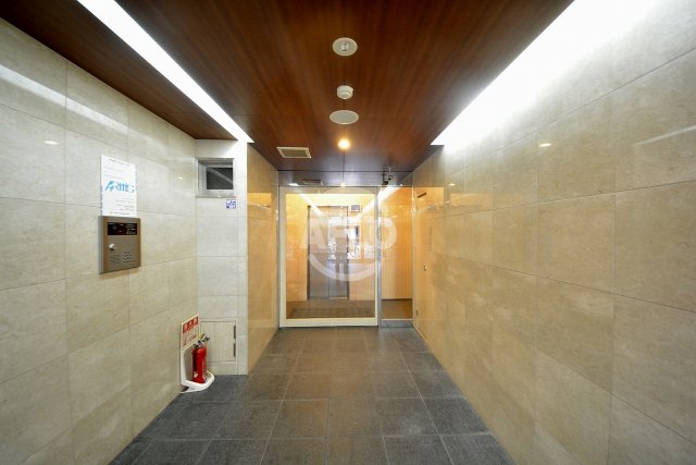 建物外観　オリエンタル上町　エントランスアプローチ