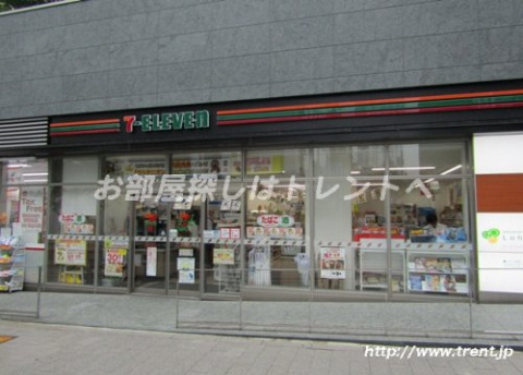 コンビニ　セブンイレブン赤坂3丁目一ツ木通り店（コンビニ）まで260m