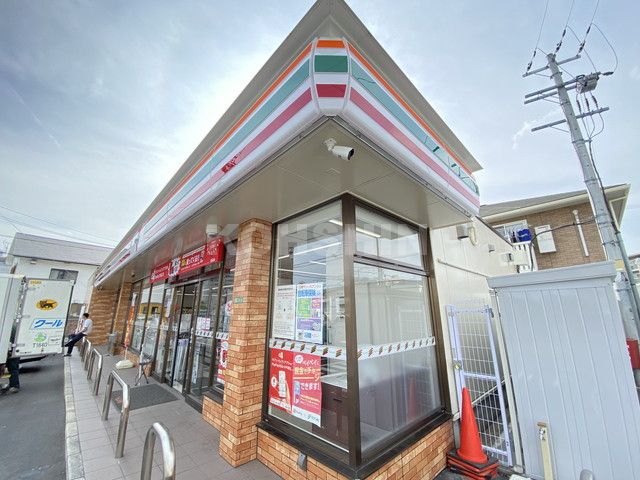コンビニ　セブンイレブン（コンビニ）まで305m