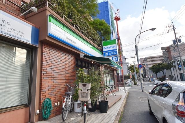 コンビニ　ファミリーマート博多対馬小路店（コンビニ）まで307m