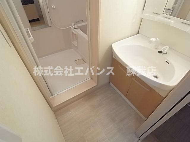 洗面設備　ゆったりとスペースのある洗面所