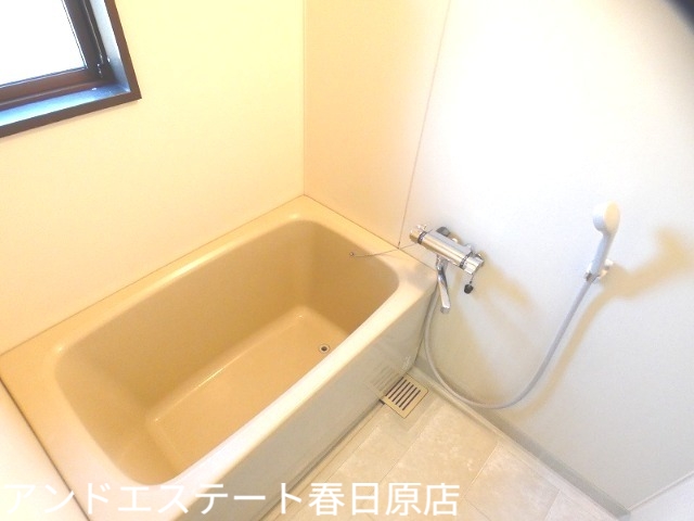 ワイドな浴槽（窓あり）