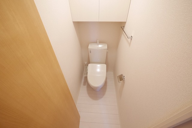 トイレ　落ち着いた色調のトイレです