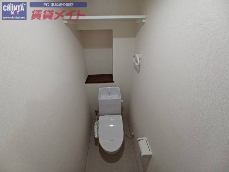 トイレ　同じ物件、別部屋の写真です