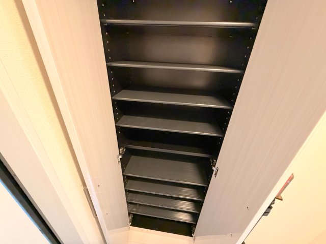 収納　大きいシューズボックスは靴がいっぱい入れれますね。