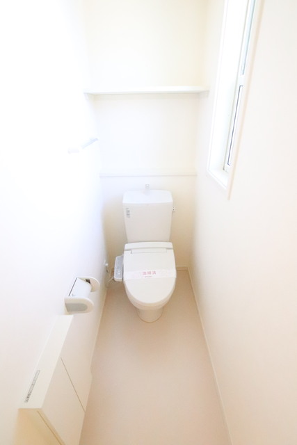 トイレ　◆洗浄機能付き＆上部に棚付きのトイレスペースです◆