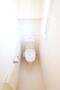 トイレ　◆洗浄機能付き＆上部に棚付きのトイレスペースです◆