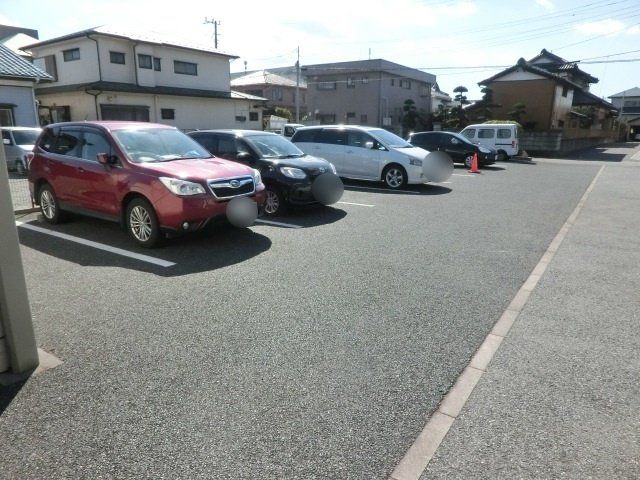 駐車場　広々駐車場で駐車もラクラク！