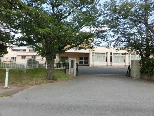 小学校　八幡小学校（小学校）まで770m
