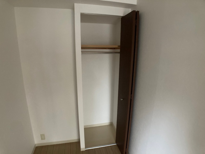 収納　こちらの収納にはハンガーをかけて服もしまえますね。