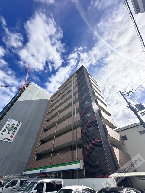 建物外観　１Ｆはファミリーマートで２４時間便利♪