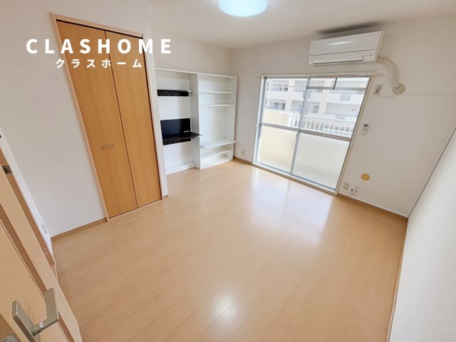 居室・リビング　同物件の別部屋になります。