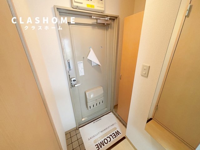 玄関　同物件の別部屋になります。