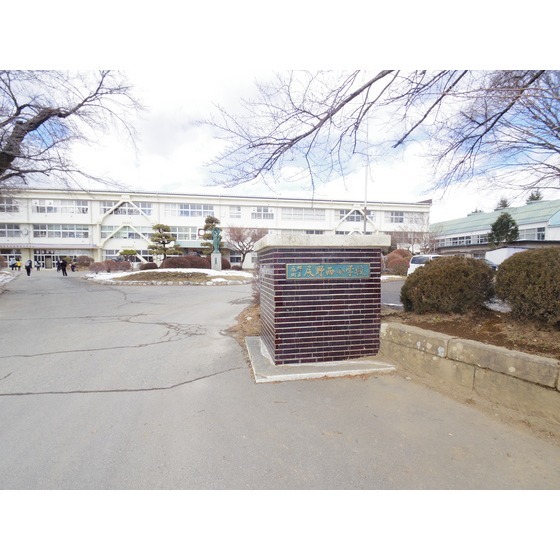 小学校　辰野町立辰野西小学校（小学校）まで904m