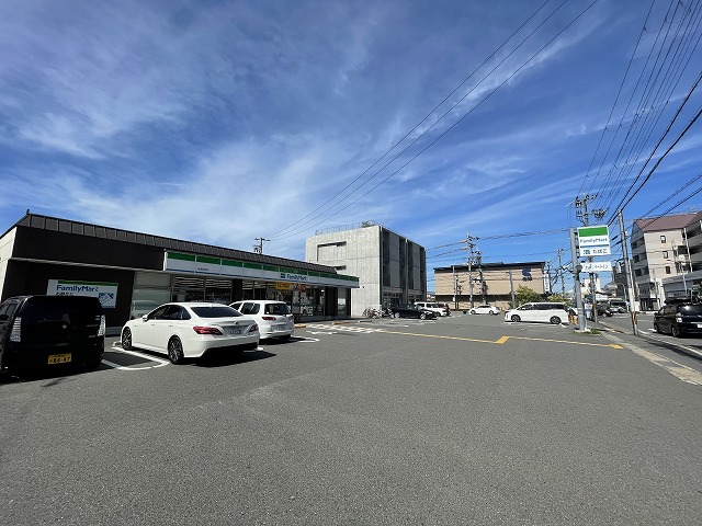 コンビニ　ファミリーマート 梅津段町店（コンビニ）まで488m
