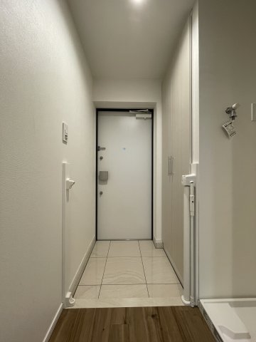 玄関　※同タイプ参考写真です（カラータイプが異なる場合がございます