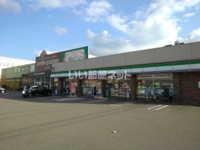 コンビニ　ファミリーマート 新居浜川東店（コンビニ）まで518m