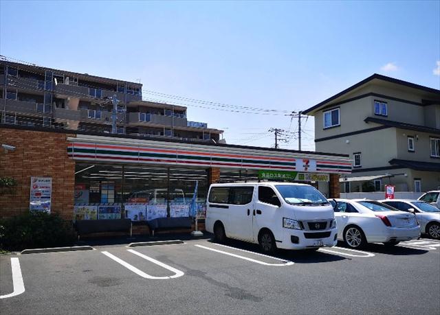 コンビニ　セブンイレブン（コンビニ）まで353m