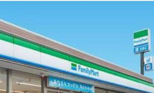 コンビニ　ファミリーマート水沢三丁目店（コンビニ）まで702m