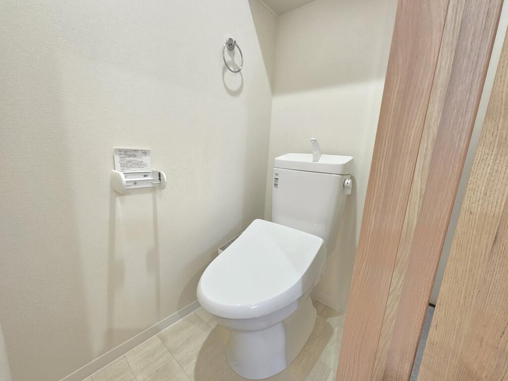 トイレ　トイレの上に棚があって便利♪