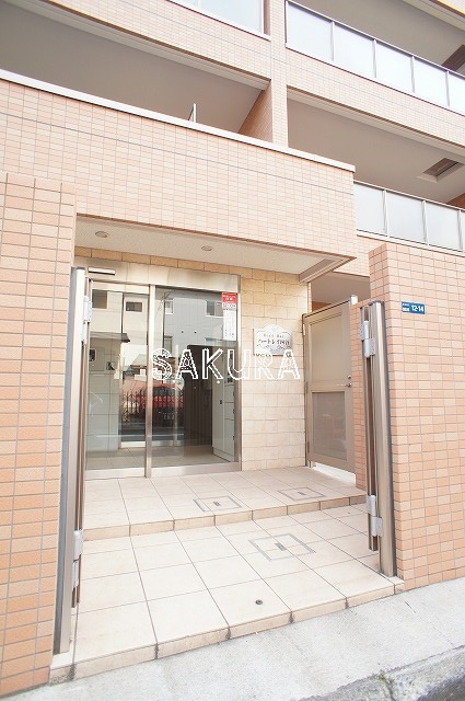 エントランス　重厚感のある建物デザイン♪