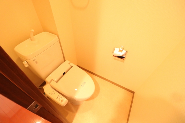 トイレ　温水シャワー付きトイレでいつでも快適です。