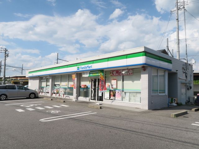 コンビニ　ファミリーマート（コンビニ）まで650m