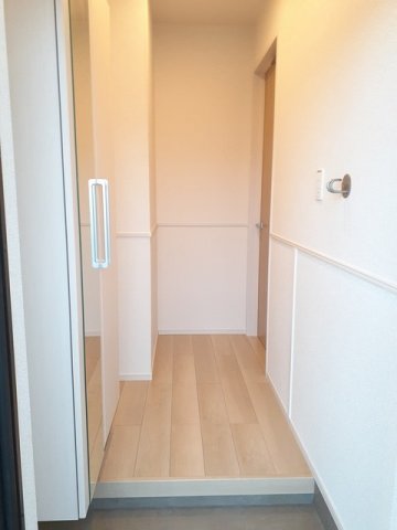 玄関　収納もある玄関です