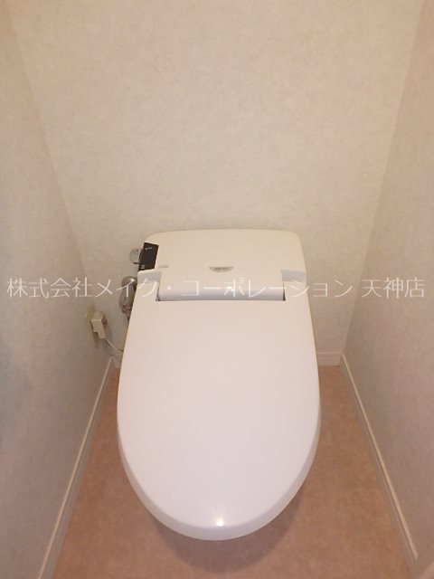 トイレ　実際のお部屋はこの写真の反転タイプとなります。