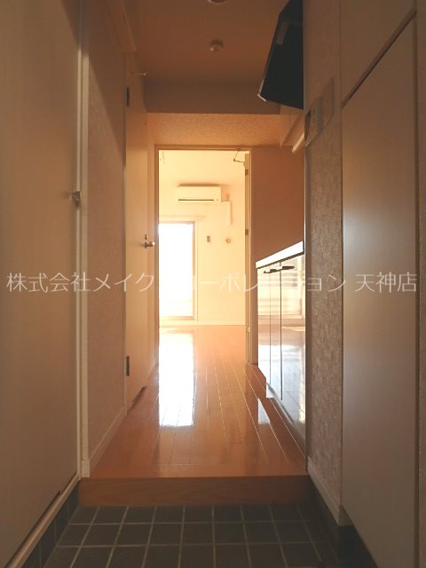 玄関　実際のお部屋はこの写真の反転タイプとなります。