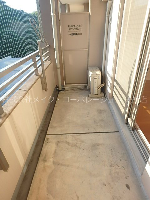 バルコニー　実際のお部屋はこの写真の反転タイプとなります。