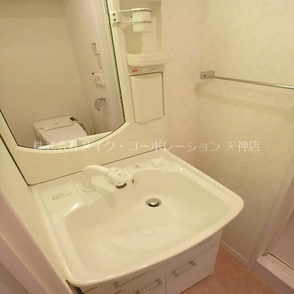 洗面設備　実際のお部屋はこの写真の反転タイプとなります。