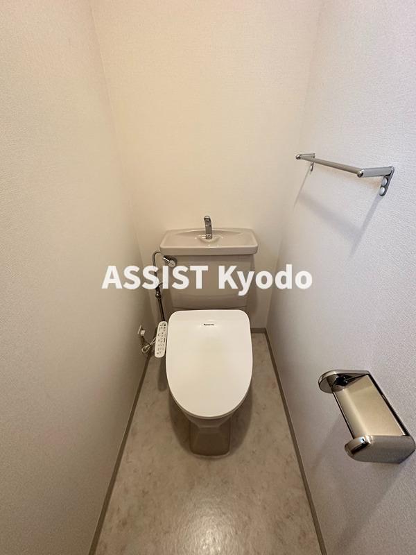 小田急線 経堂駅 徒歩13分 3階建 築33年のトイレ写真