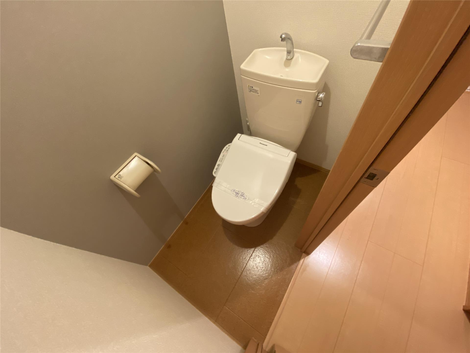 トイレ　温水洗浄便座付きの洋式トイレです♪