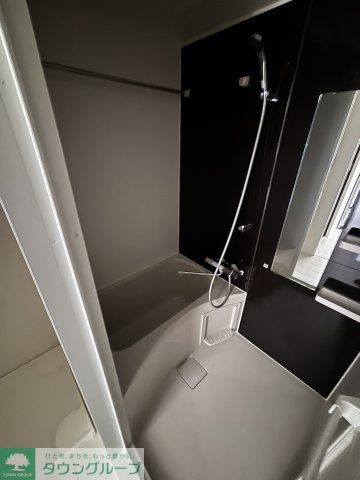 バス・シャワールーム　★奇数階・偶数階で木材や壁の色が異なります。