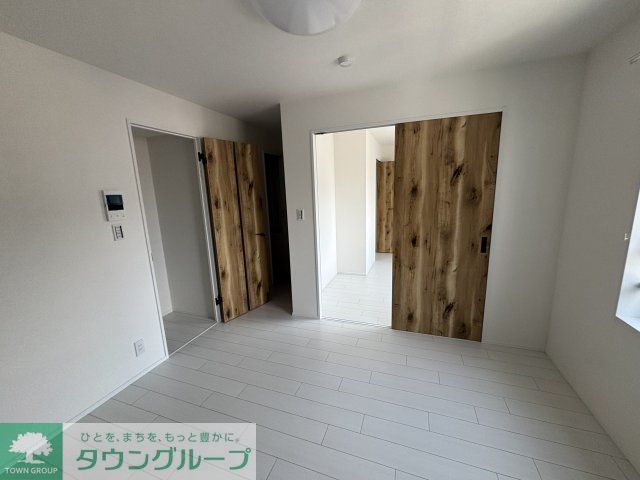 居室・リビング　★奇数階・偶数階で木材や壁の色が異なります。